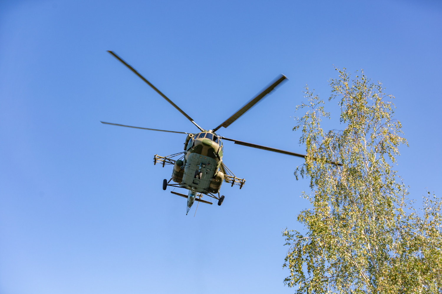 Dwie osoby ranne po upadku małego helikoptera na lotnisku w Ganderkesee
