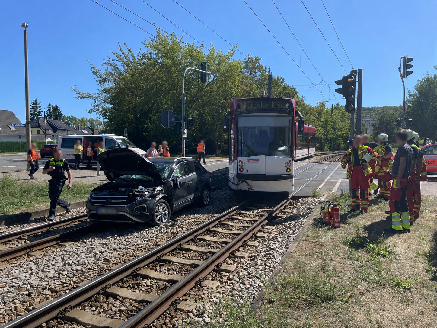 Wykolejenie tramwaju po zderzeniu z osobówką w Erfurcie. Kierowca ciężko ranny