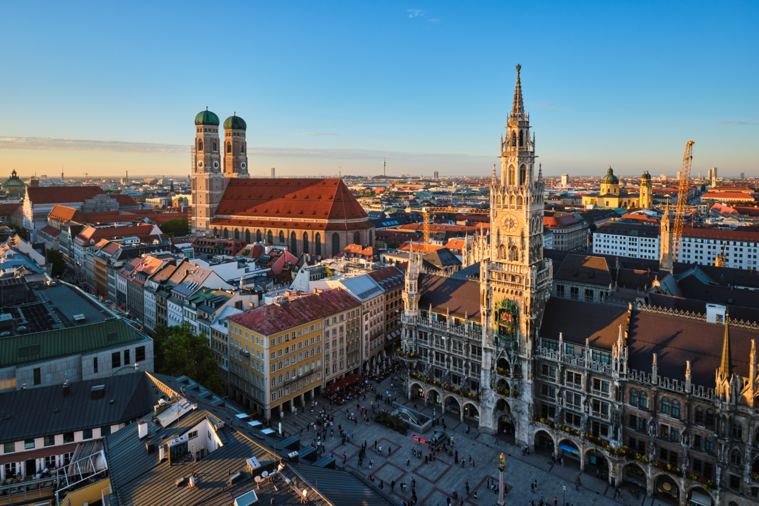Winda do tarasu Frauenkirche zniszczona po nocnym wtargnięciu do wieży