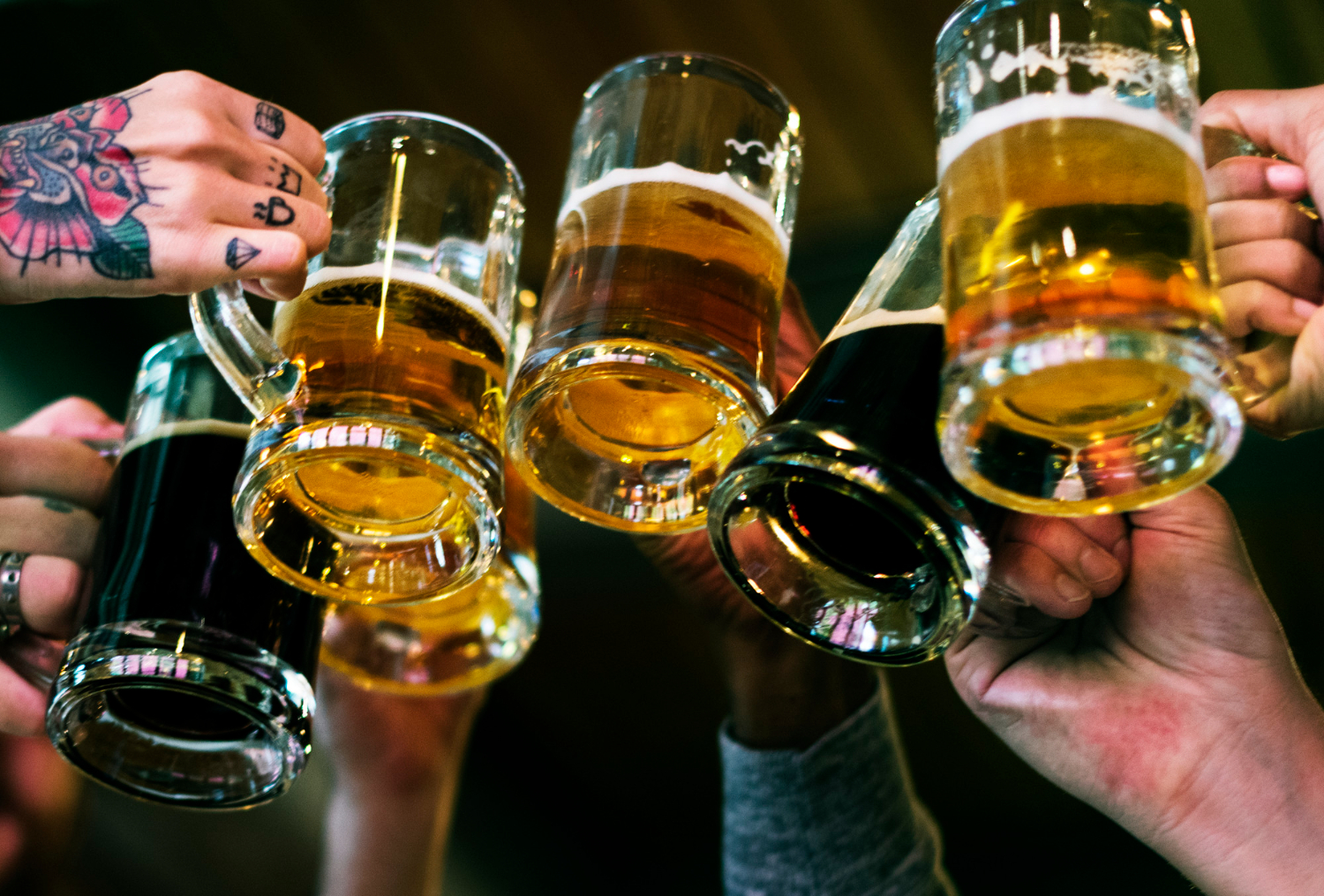 Od ilu lat można pić alkohol w Niemczech? Przepisy mogą zaskoczyć Polaków