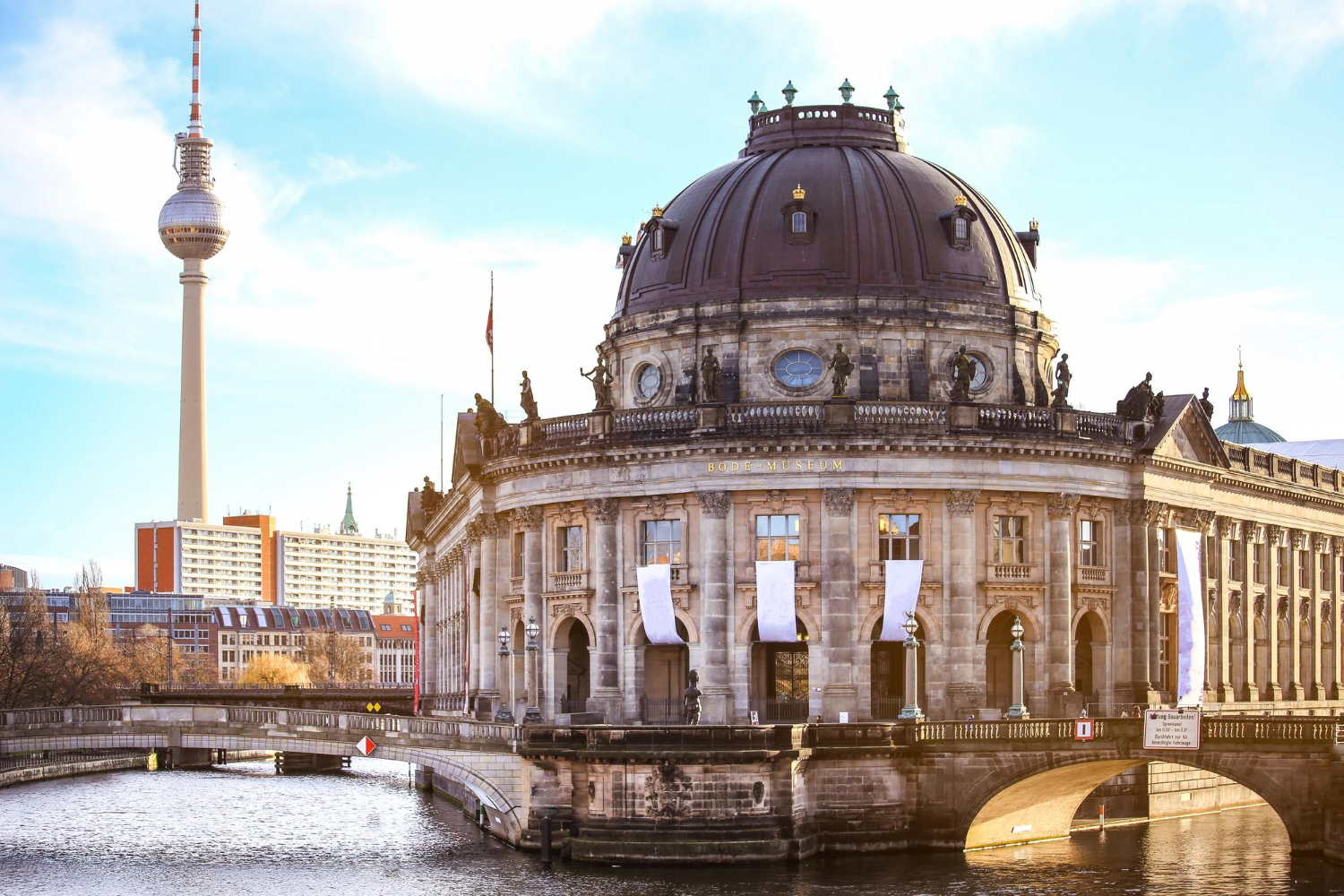 Wyspa muzealna i wieża telewizyjna na Alexanderplatz w Berlinie, Niemcy