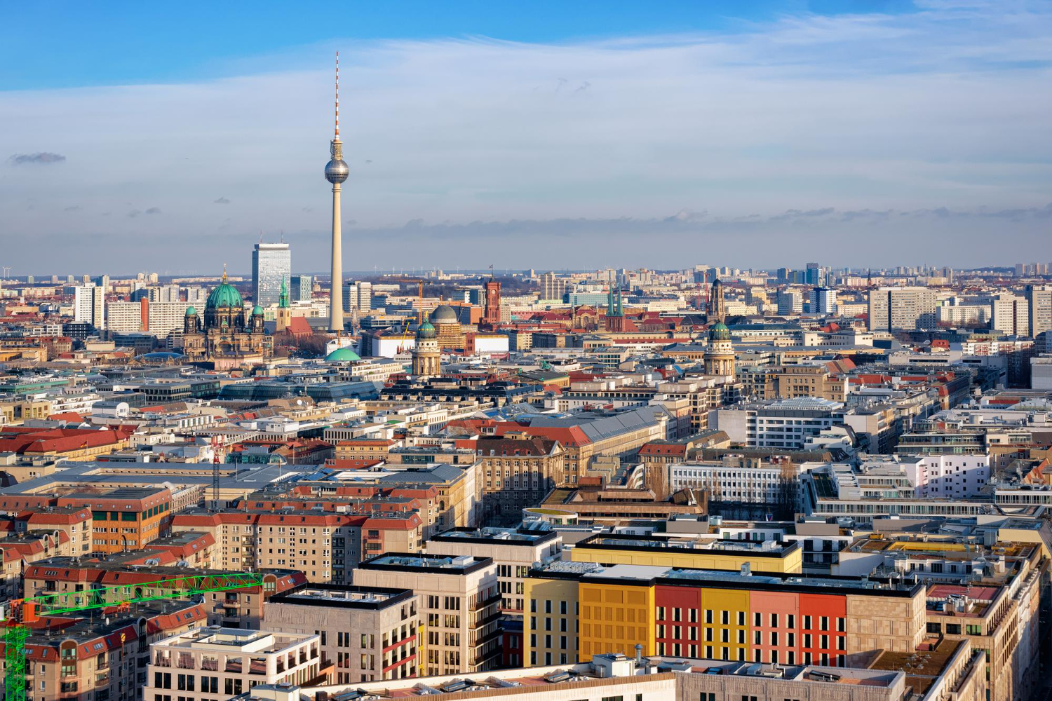 Widok z lotu ptaka na panoramę miasta w niemieckim centrum Berlina z katedrą Berliner Dom i wieżą telewizyjną Fernsehturm w Niemczech w Europie. Architektura budynku. Panoramiczny krajobraz i punkt orientacyjny
