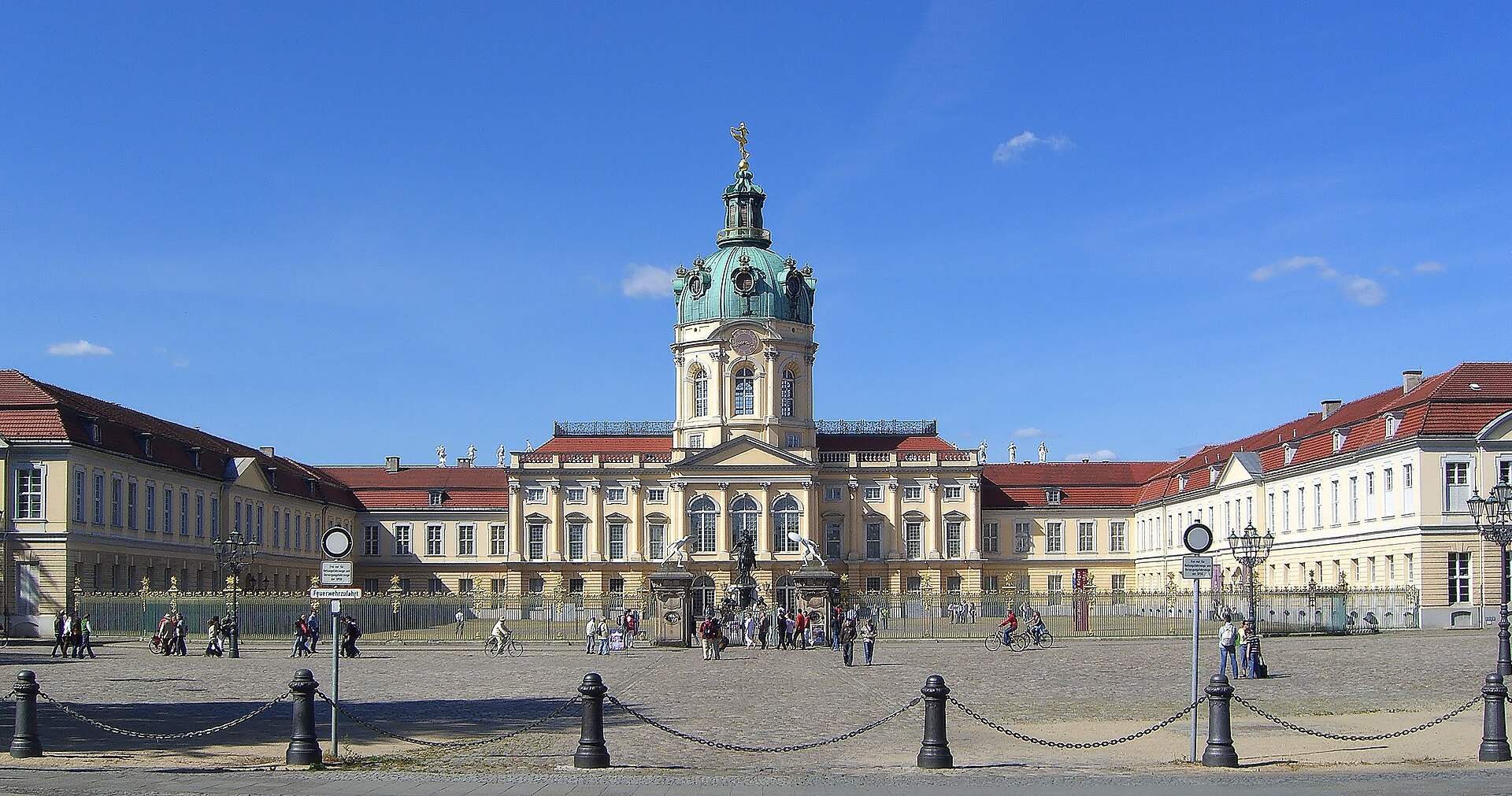 1920px Berlin Charlottenburger Schloss Strassenseite